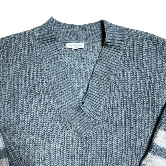 Treasure & Bond Grey Striped Oversized V-Neck Sweater | U.S. Woman’s Small - Picture 8 of 10